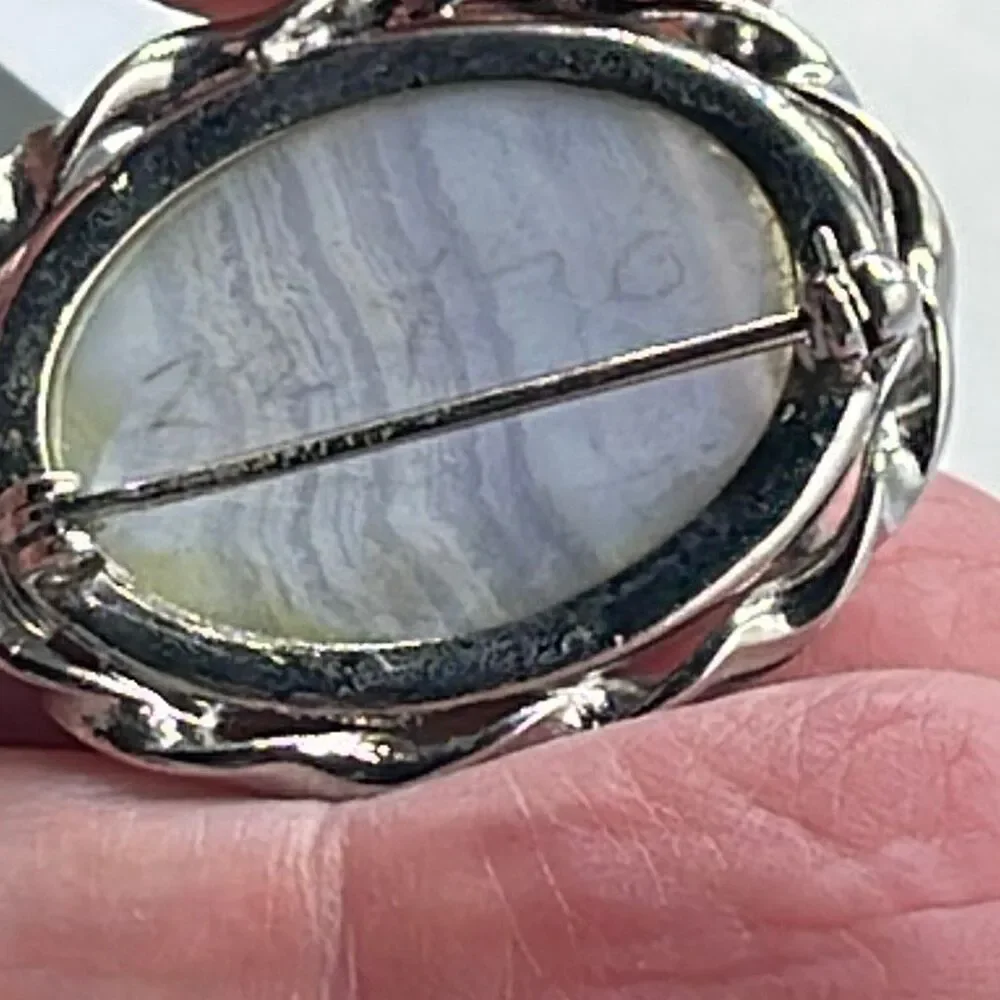 Vintage blue lace agate gemstone in a silvertone oval frame. - Picture 4 of 7